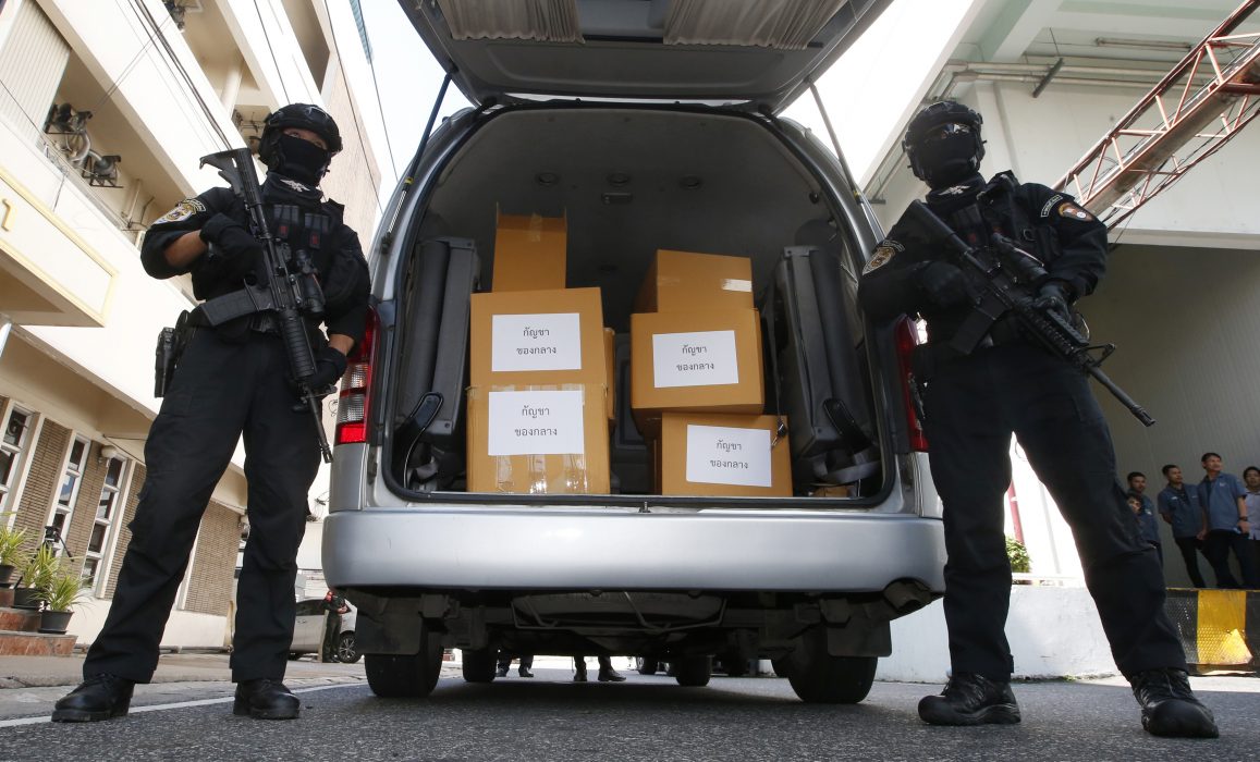 Thailändska poliser överlämnar 100 kg marijuana för medicinsk användning.