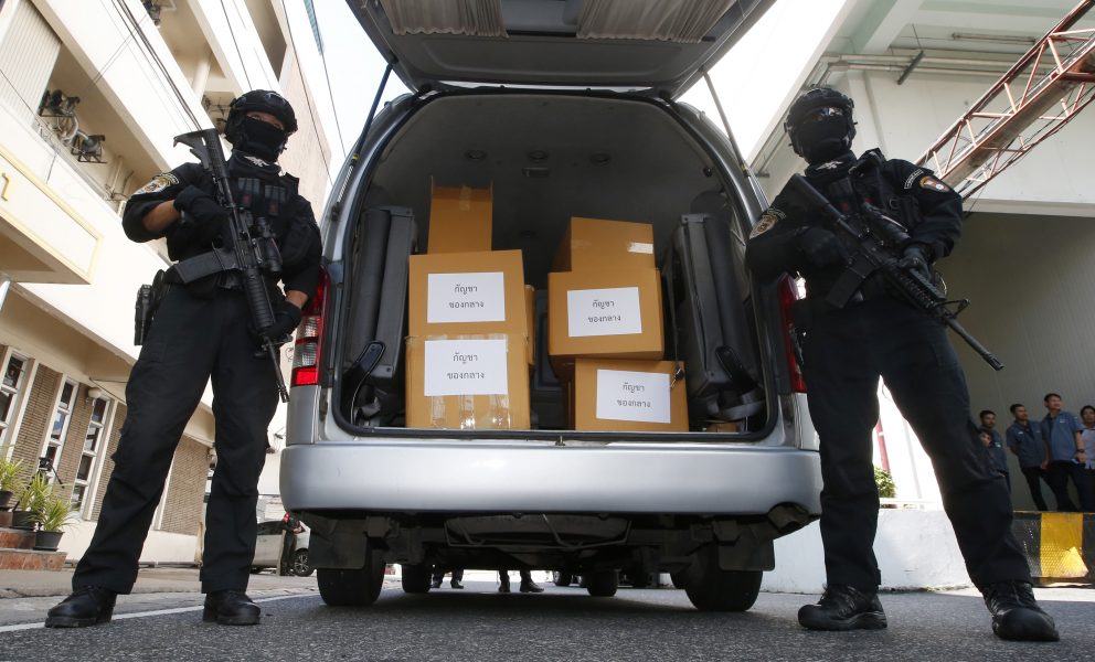 Thailändska poliser överlämnar  100 kg marijuana för medicinsk användning.