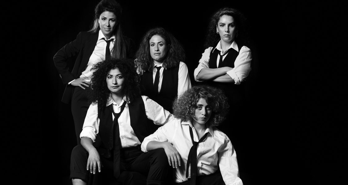 Angelica Radvolt, Sara Zommorodi, Oldoz Javidi, Bahareh Razekh Ahmadi och Kristina Issa spelar i föreställningen Upprorets poet.