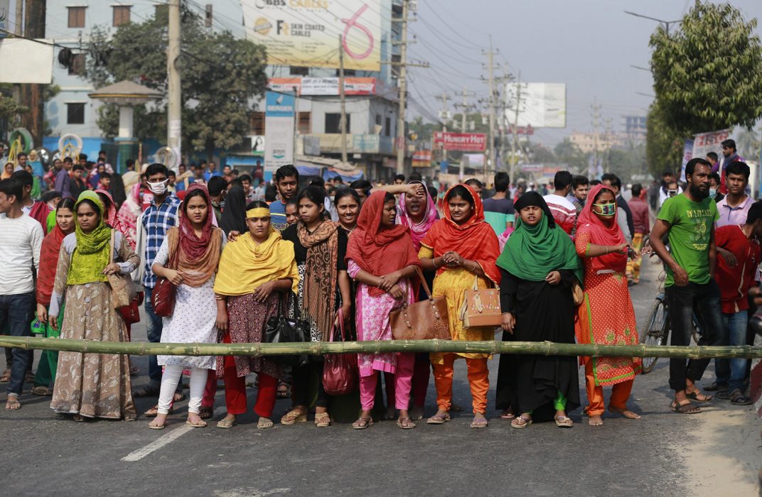 Textilarbetare i Bangladesh protesterar mot låga löner.