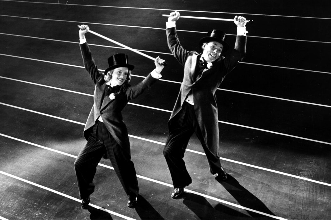 Vad håller de i och vad håller de på med? Annalisa Ericson och Nils Poppe i filmen "Tappa inte sugen" 1947.