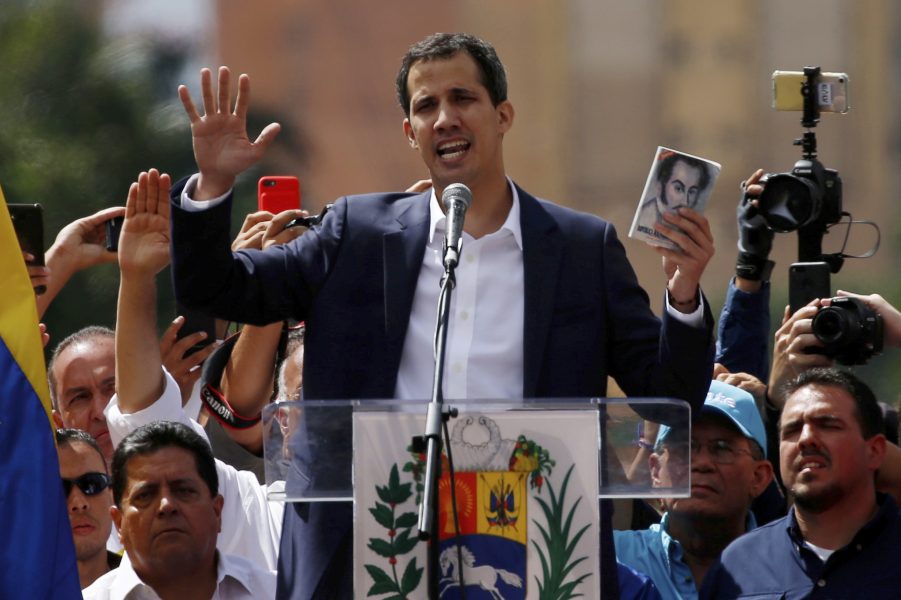 Juan Guaidó förklarar sig själv som president vid en demonstration i Caracas på onsdagen.