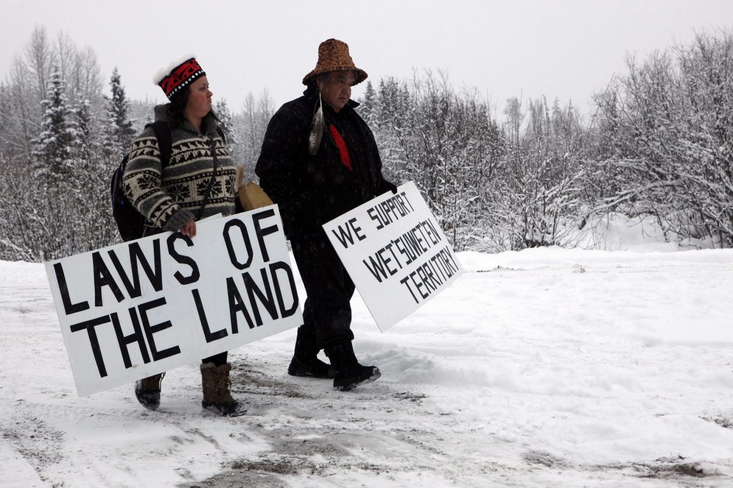 Två medlemmar av Nisga’a Nation anländer till en av de vägblockader som Wet’suwet’en höll i protest mot TC Energys gasledning.