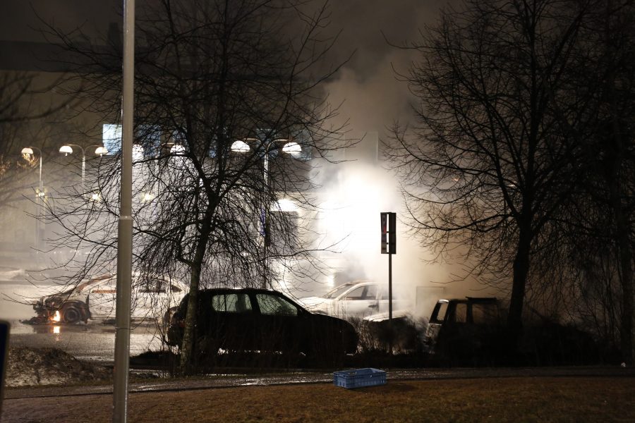 Christine Olsson/TT | Poliser avlossade varningsskott vid ett våldsamt upplopp i Rinkeby i nordvästra Stockholm i februari 2017.