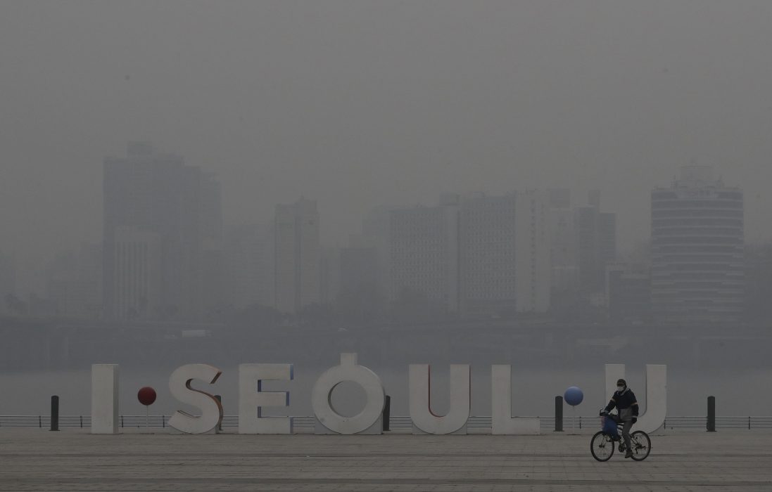 Sydkorea försöker att bekämpa luftföroreningar med hjälp av flyg.
