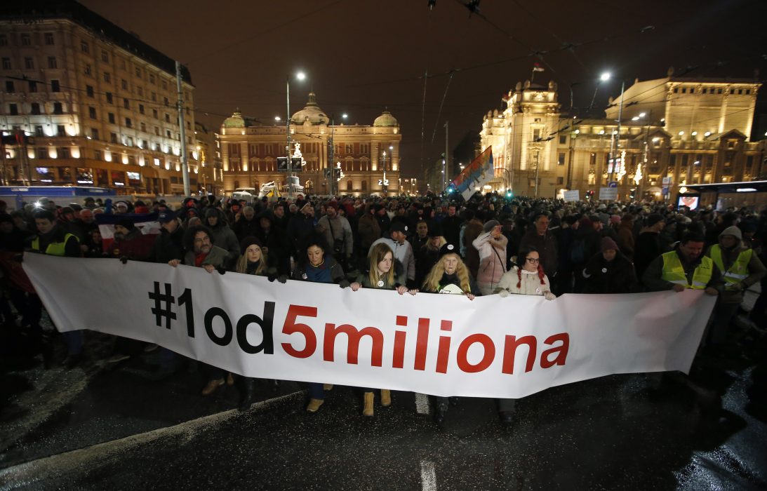 Oppositionen protesterade mot den serbiska regeringen för sjätte gången under lika många veckor i Belgrad på lördagen.