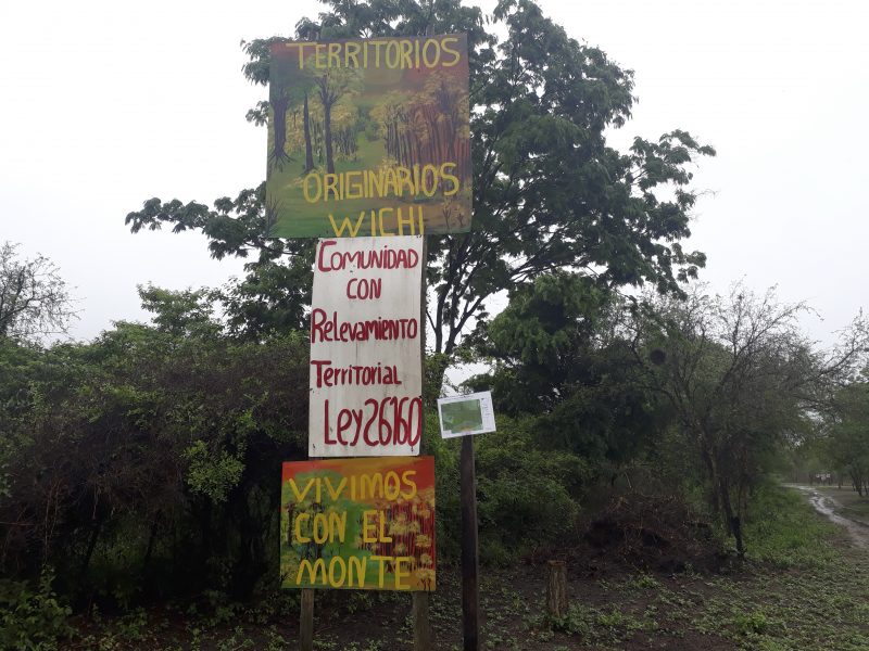Affischer i provinsen Salta som beskriver att myndigheterna meddelat att marken tillhör ursprungsbefolkningen.