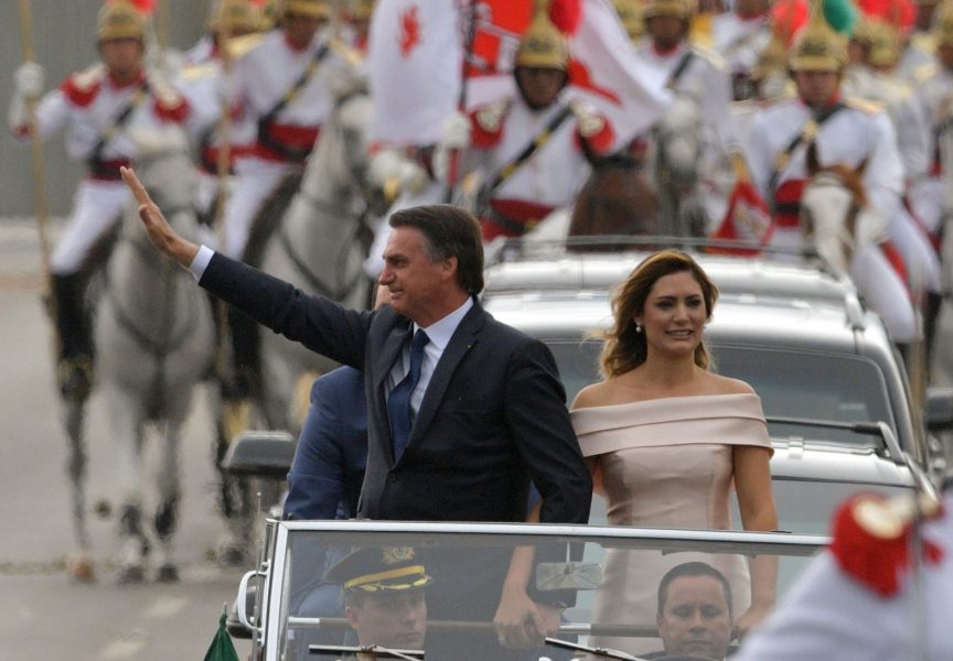 Konvojen som förde Brasiliens nyblivne president Jair Bolsonaro och hans hustru Michelle Bolsonaro till ceremonin i parlamentet.
