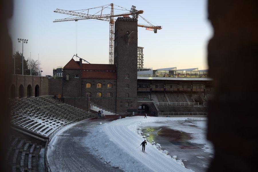 Naina Helén Jåma/TT | En ensam skidåkare på Stockholms stadion efter att Sverige lämnat in sin ansökan om att arrangera vinter-OS och Paralympics 2026.