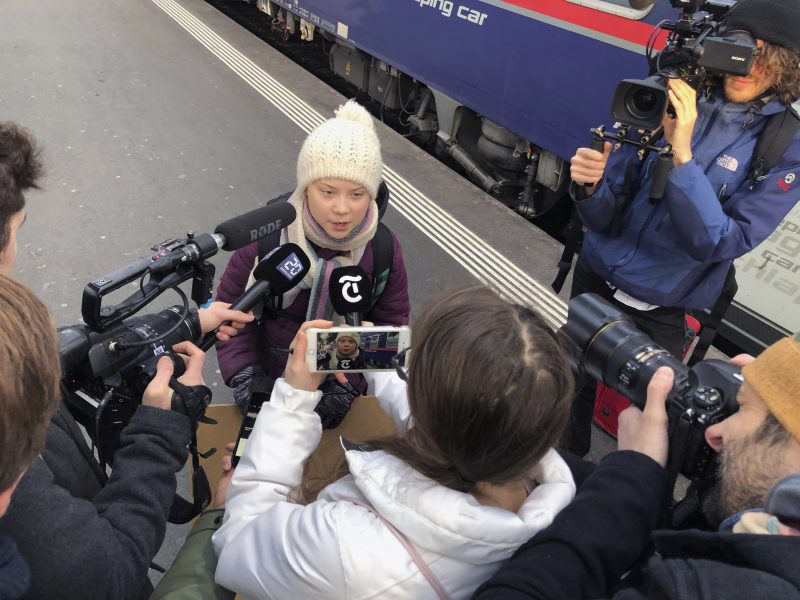 Greta Thunberg pratar med journalister när hon anlänt till schweiziska Davos och Världsekonomiskt forum.
