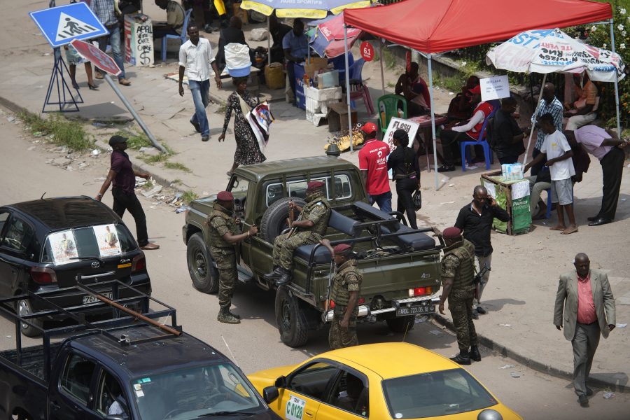 Soldater i Kinshasa övervakar att inga politiska aktiviteter sker innan valet.