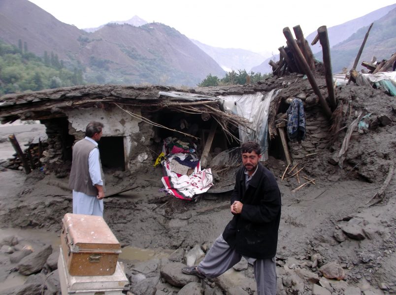 Bybor försöker rädda vad som finns kvar efter översvämningarna i Chitral.