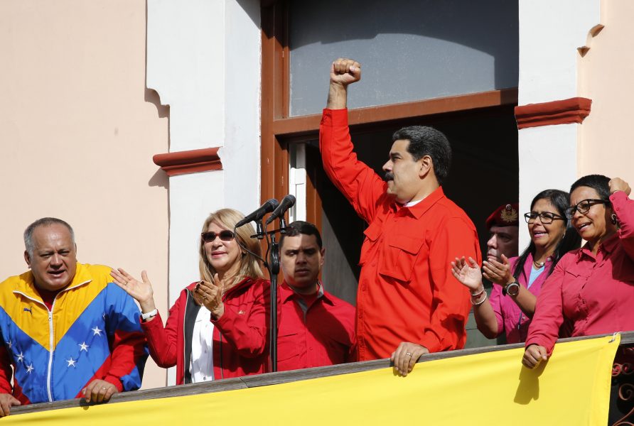 Nicolas Maduro  talar till sinan anhängare vis presidentpalatset i Caracas på onsdagen.