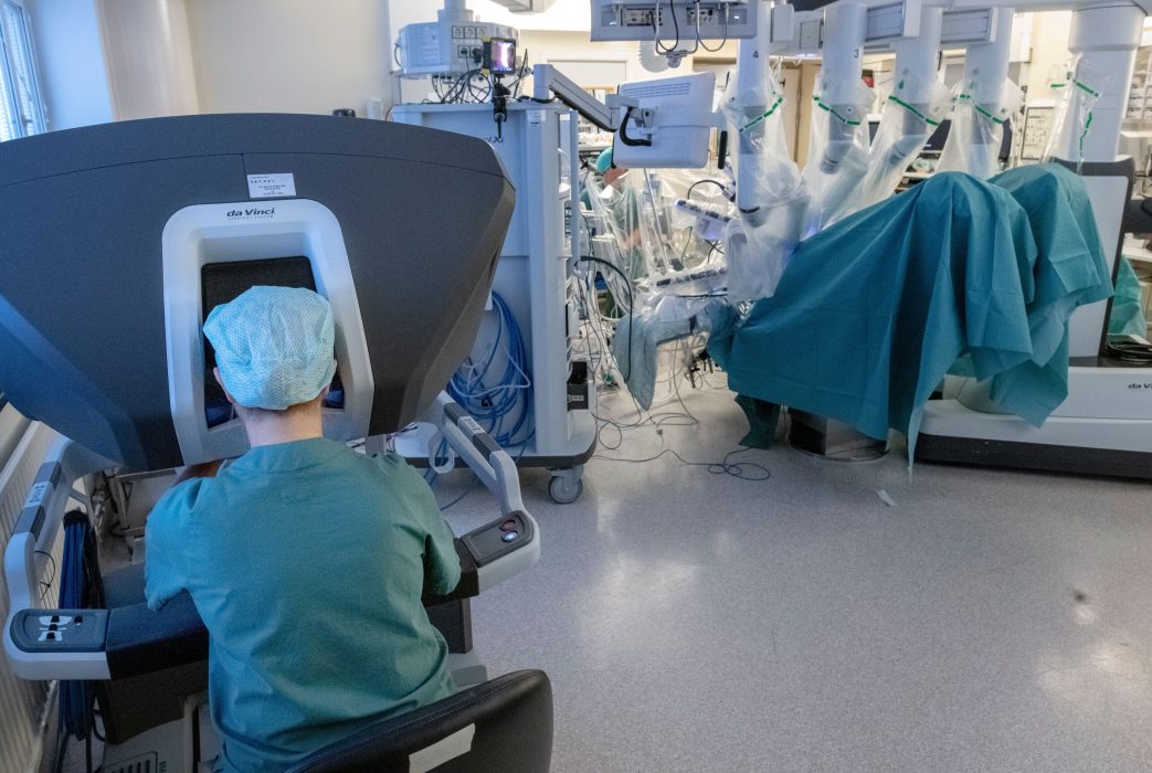 Foto: Björn Larsson Rosvall/ Sahlgrenska akademinMed den nya tekniken görs fem centimeterstora titthål hos donatorn.