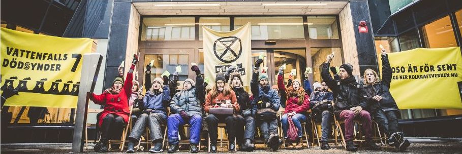 Extinction rebellion-aktivister sittstrejkar utanför Vattenfalls huvudkontor i Solna.
