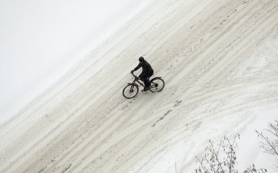 Bara var tredje cyklist fortsätter att cykla under vinterhalvåret i Göteborg.