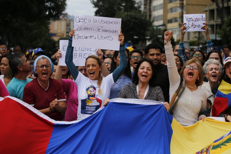 Lilian Tintori, tvåa från vänster, hustru till fängslade oppositionsledaren  Leopoldo Lopez, protesterar vid en marsch mot Nicolas Maduro i Caracas, Venezuela, 30 januari.
