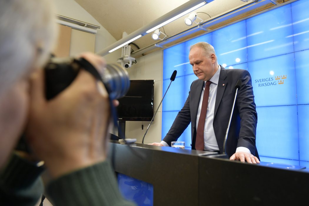 Anders Wiklund/TT | Vänsterpartiets partiledare Jonas Sjöstedt håller pressträff i riksdagens presscenter efter sitt möte med talmannen.