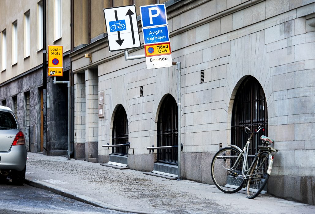 Marcus Ericsson/TT | Det blir tillåtet att cykla mot enkelriktat i Stockholm och man skyltar om, som här på Holländargatan, vissa enkelriktade gator med skylten motortrafik förbjuden.