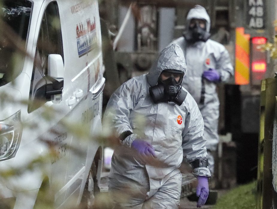 Personal i skyddsdräkter arbetar efter nervgiftsattacken mot den ryske ex-agenten Sergej Skripal och hans dotter Julia Skripal i Salisbury i mars.