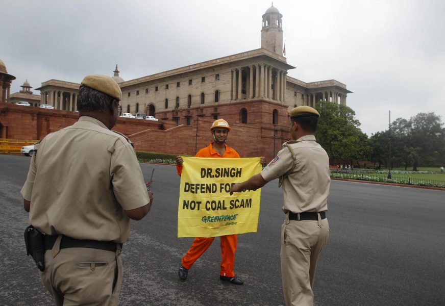 Greenpeace har stängt två kontor i Indien och sagt upp flera ur personalen.