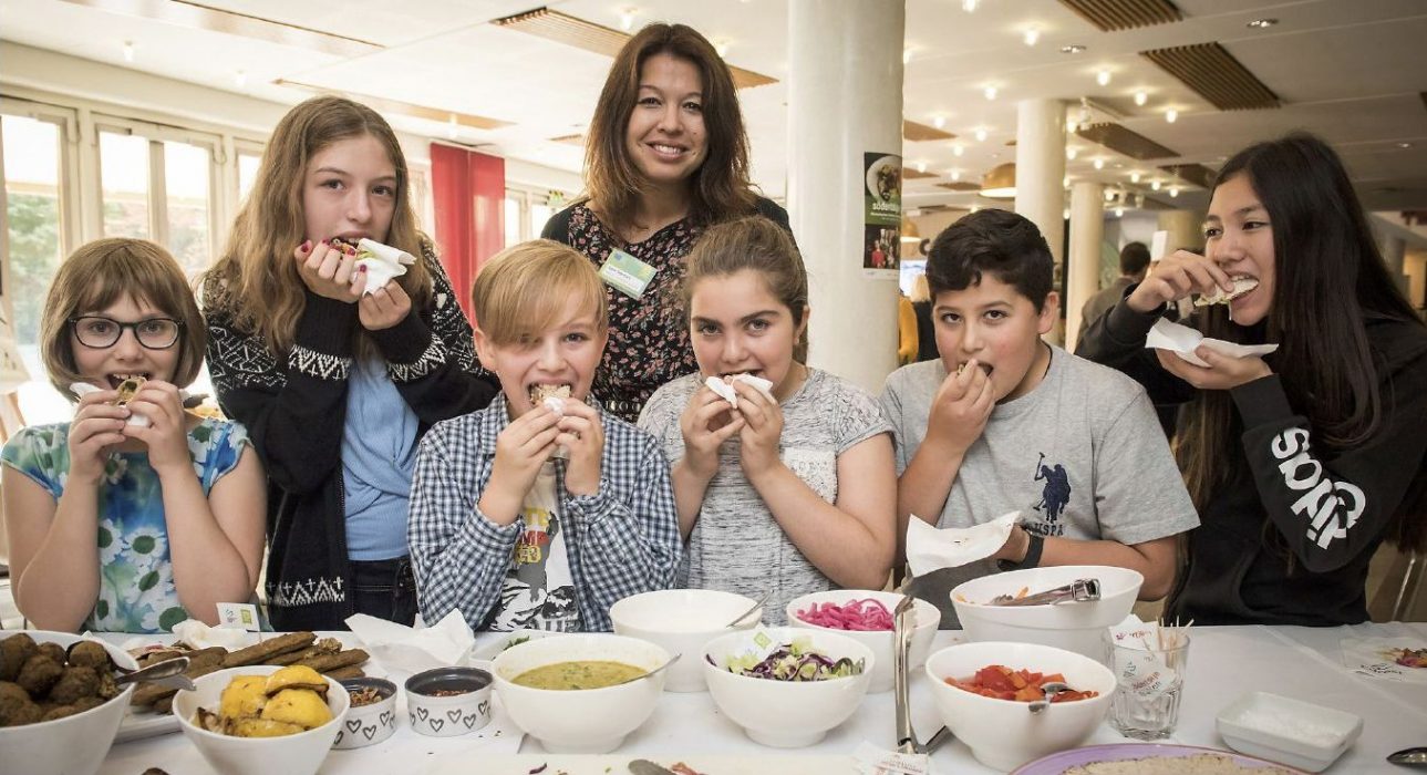 ”Vårt koncept har samma utgångspunkt som EAT-Lancet-rapporten, där man utgår från hälsa, hållbar livsmedelsproduktion och livsmedelsförsörjning till befolkningen”, säger Sara Jervfors, projektchef för Matlust och kostchef i Södertälje kommun