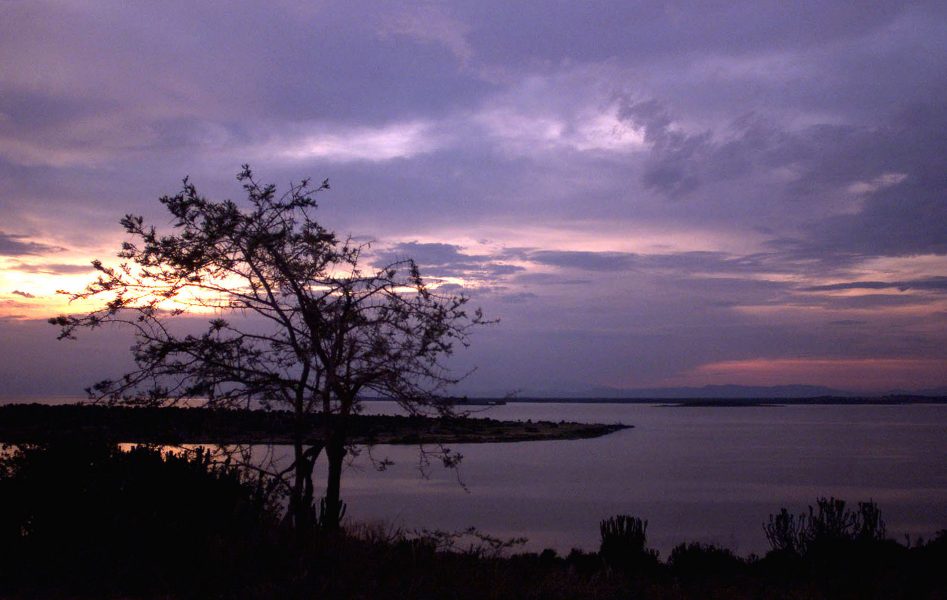 Solnedgång över Lake George i västra Uganda, dit många turister reser för att besöka landets flera nationalparker.