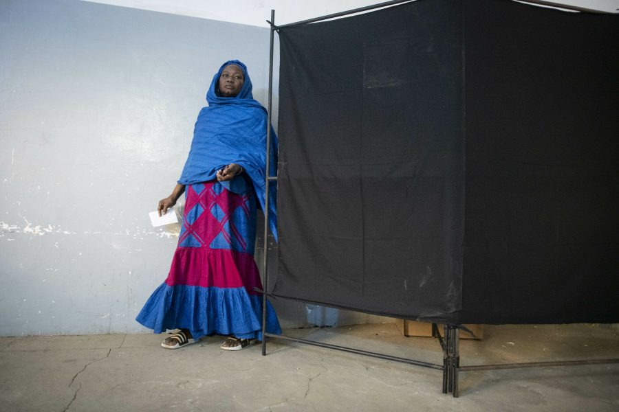 AP/TT | En kvinna röstar i Fatick i västra Senegal under söndagen.