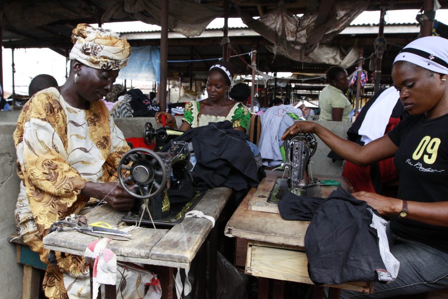 Kvinnor i Nigeria återvinner kläder som har skeppats från USA.