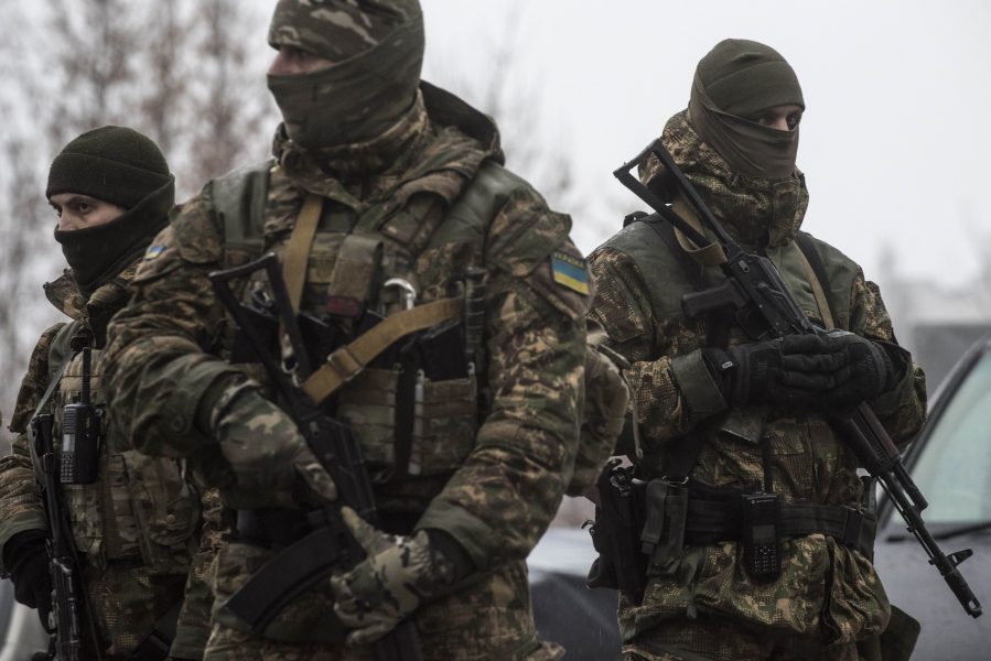 Ukrainska soldat under en patrull norr om Donetsk i östra Ukraina.