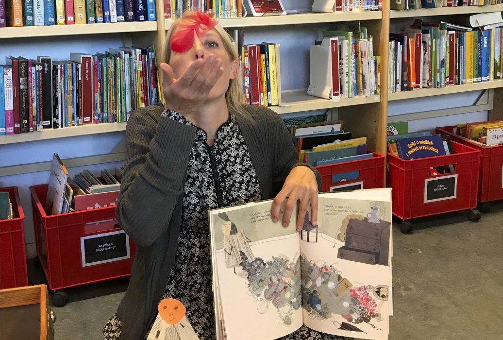 ”Om man tar bort pengar från en verksamhet känns det som att man inte tycker att den är så viktig”, säger Karin Skoog, bibliotekarie i Gubbängen, här på sagostund.