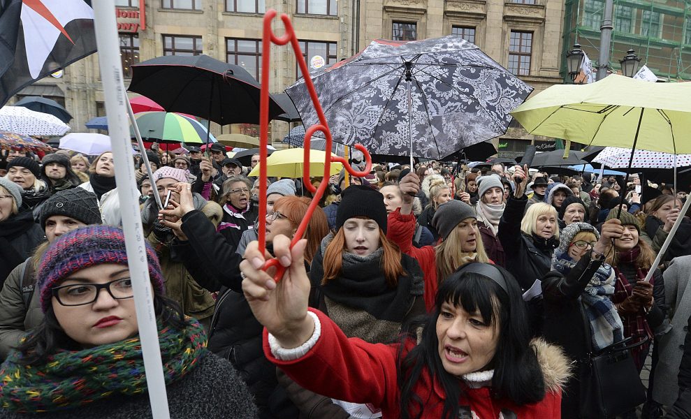 Demonstration mot skärpt abortlagstiftning i Polen i mars förra året.