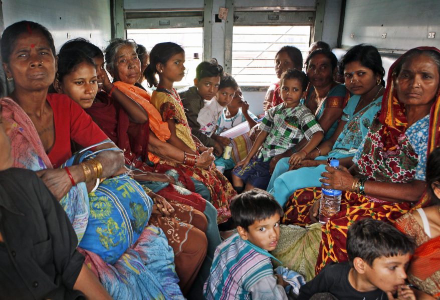 Kvinnor på ett överfullt tåg i New Dehli, Indien.