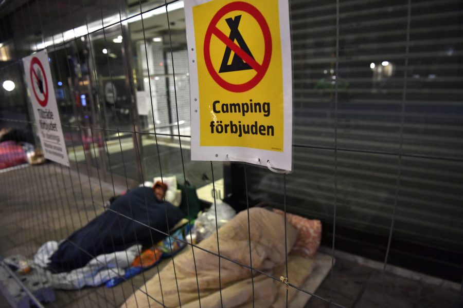 En lapp med texten "Camping förbjuden" där hemlösa sover i centrala Stockholm.