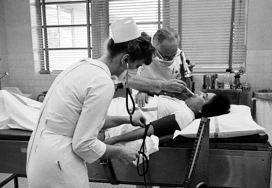 En influensapatient får vård i Los Angeles 1966, ungefär samtidigt som ”du” slog igenom som allmänt tilltalsord i Sverige.