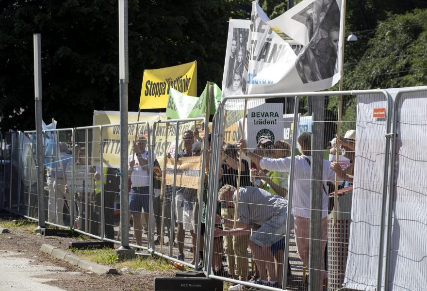 Protester när första spadtaget till Västlänken togs i maj förra året.