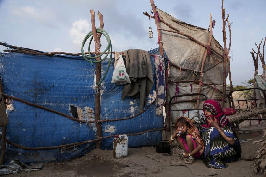 Femåriga Awsaf och hennes mamma vid deras tält i Abyan, Jemen.