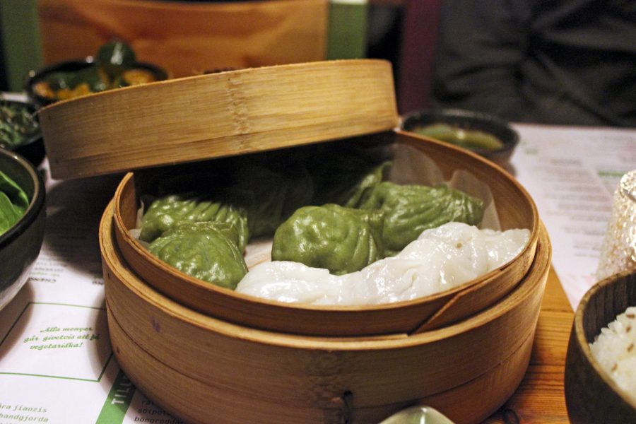 Jiaozi – eller dumplings – är fyllda degknyten som på Dubbel Dubbel presenteras vackert men serveras med dipsåser som inte riktigt sticker ut.