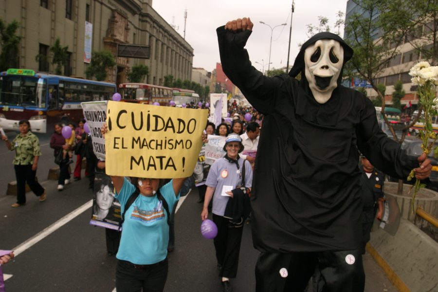 "Varning: machokulturen dödar," står det på en skylt vid en demonstration mot det dödliga våldet mot kvinnor, som hölls förra året i Lima.