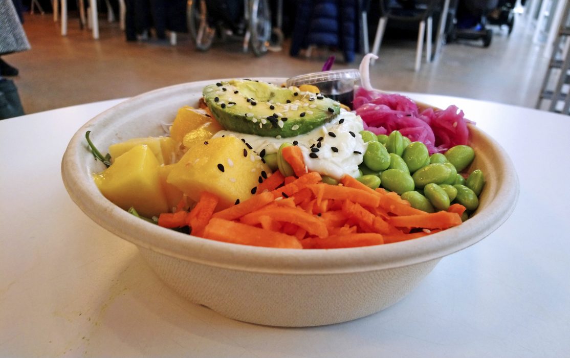 Roots Café inne i Stadsbiblioteket erbjuder bland annat en matig och smakrik sallad med edamamebönor.
