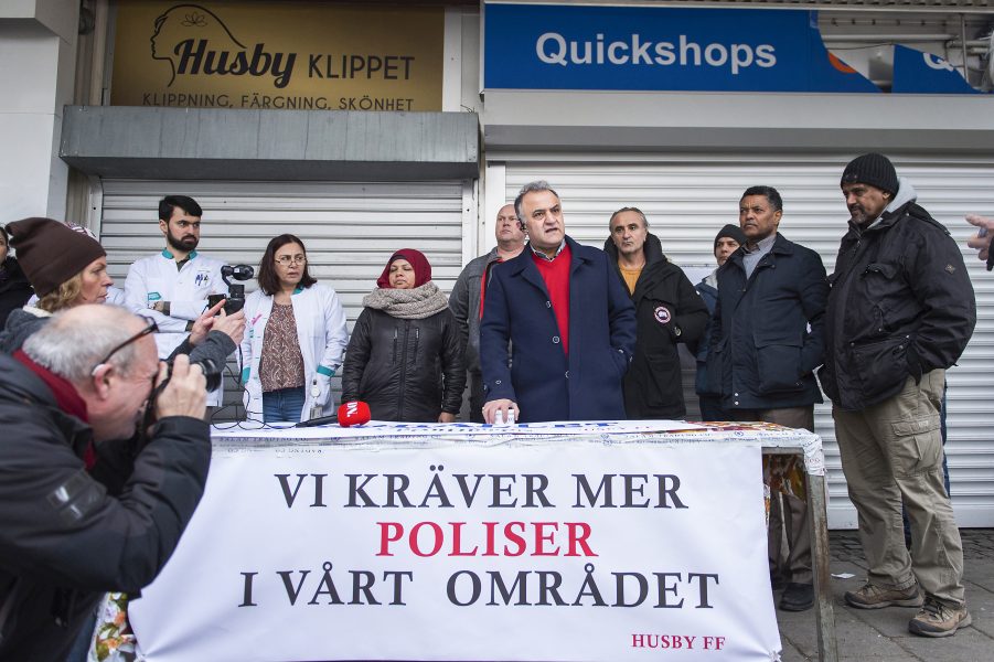 År 2016 fick Husby företagarförening nog och protesterade i Stockholmsförortens centrum.