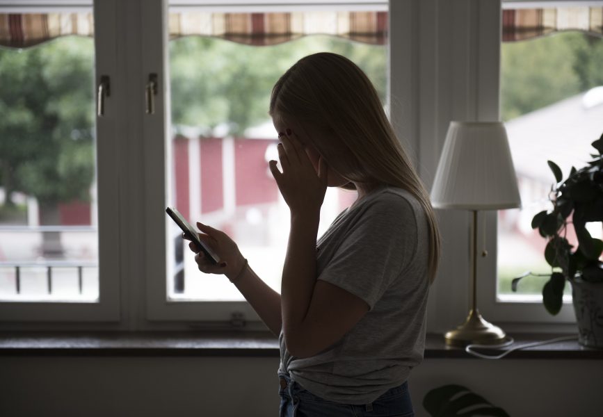 Skånes universitetssjukhus överväger säkerhetsåtgärder efter att en anställd misstänks ha tagit fram 63 kvinnors journaler och lagt ut foton därifrån på Instagram.
