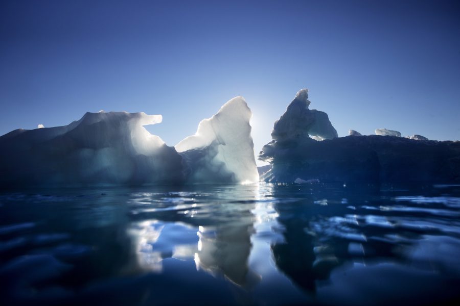 Forskare varnar för att smältande isar på Grönland och Antarktis riskerar att ställa till med klimatkaos snabbare än man tidigare trott.