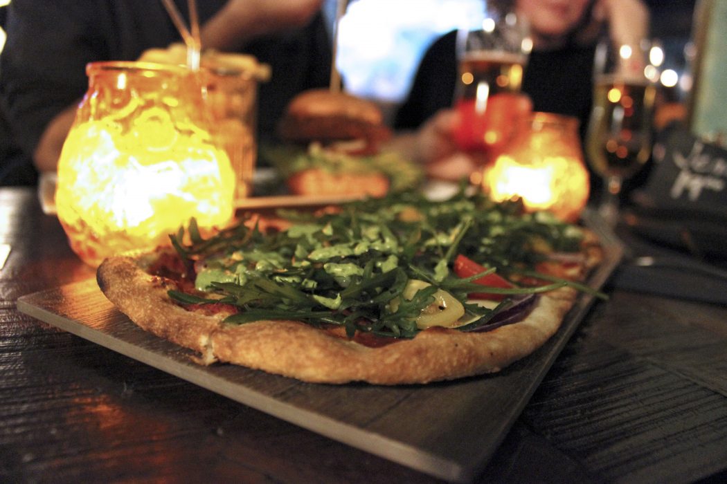 Naanbröd som pizzabotten funkar alldeles utmärkt och ger en fluffig känsla.