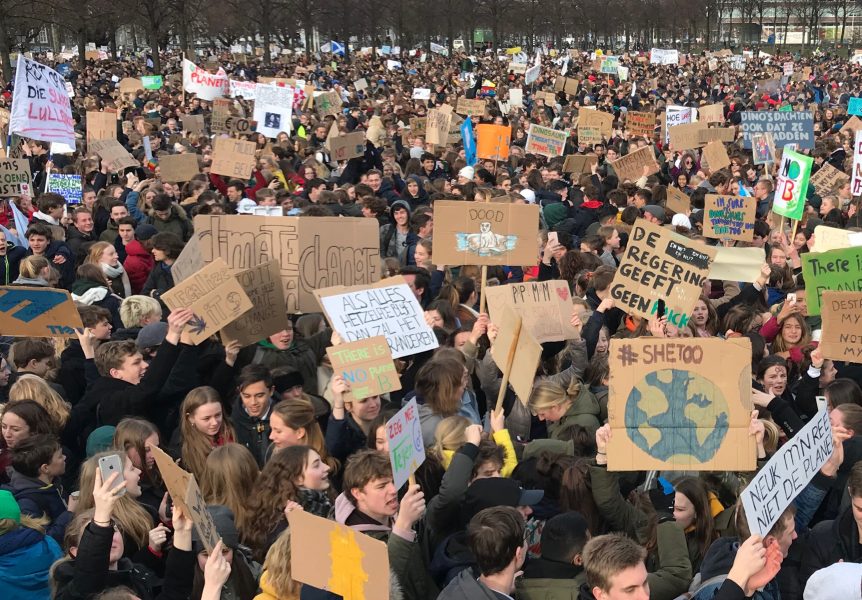 Tusentals elever i klimatprotest i Haag.