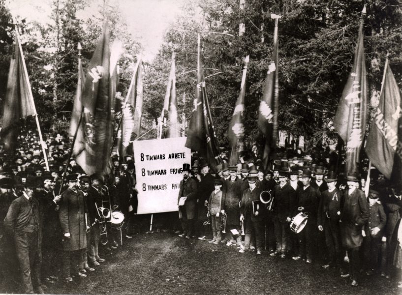 År 1890 krävde arbetarrörelsen åtta timmars arbetsdag.