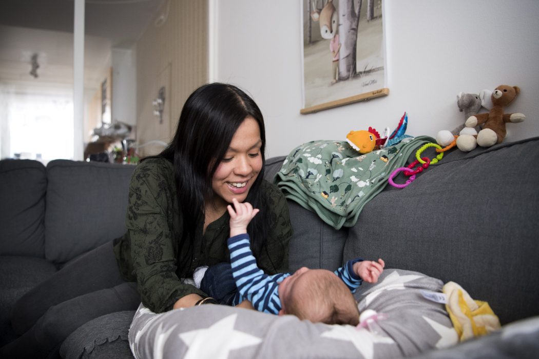 Henrik Montgomery/TT | Maria Sundqvist, 33, och sonen Mason, nu 3 månader, fick hjälp av ny arbetsmetod under graviditet och förlossning.
