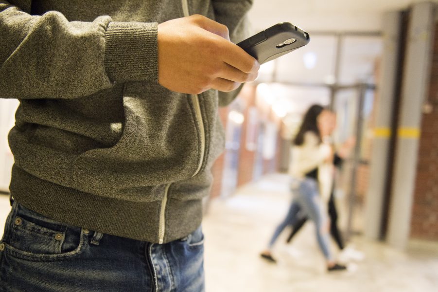 Ett generellt mobiltelefonförbud under lektionstid är på förslag enligt januariöverenskommelsen.