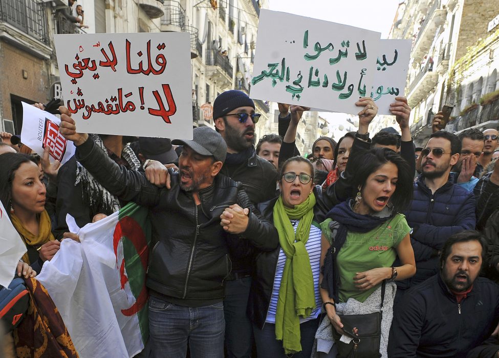 Guidoum Fateh/AP/TT | Demonstranter i huvudstaden Alger på söndagen.
