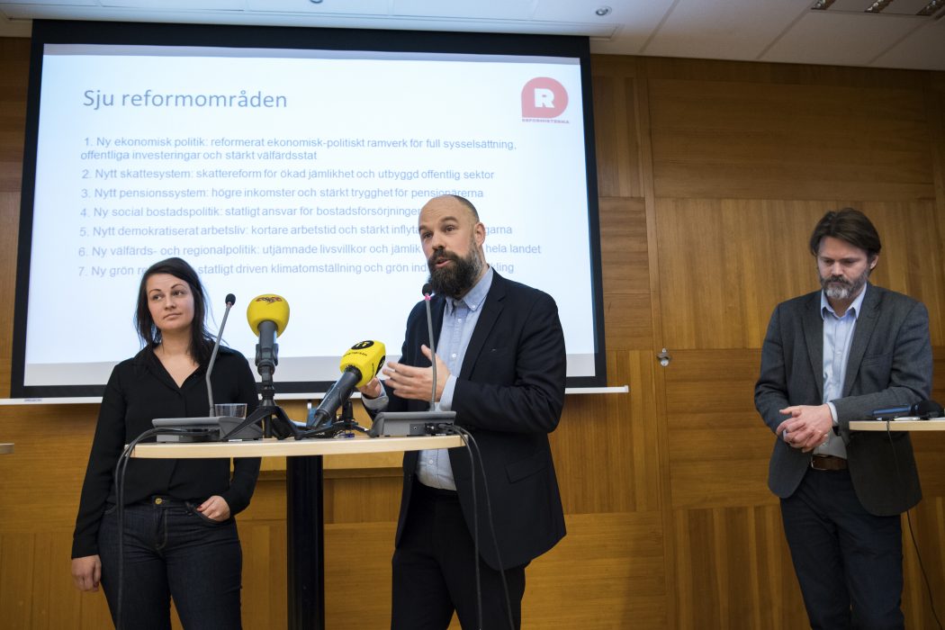 Henrik Montgomery/TT | Bakom Reformisterna står Sara Karlsson, som lämnade sin plats i riksdagen i protest mot Socialdemokraternas skärpta migrationspolitik, Daniel Suhonen, chef för tankesmedjan Katalys och Markus Kallifatides, docent vid Handelshögskolan i Stockholm.